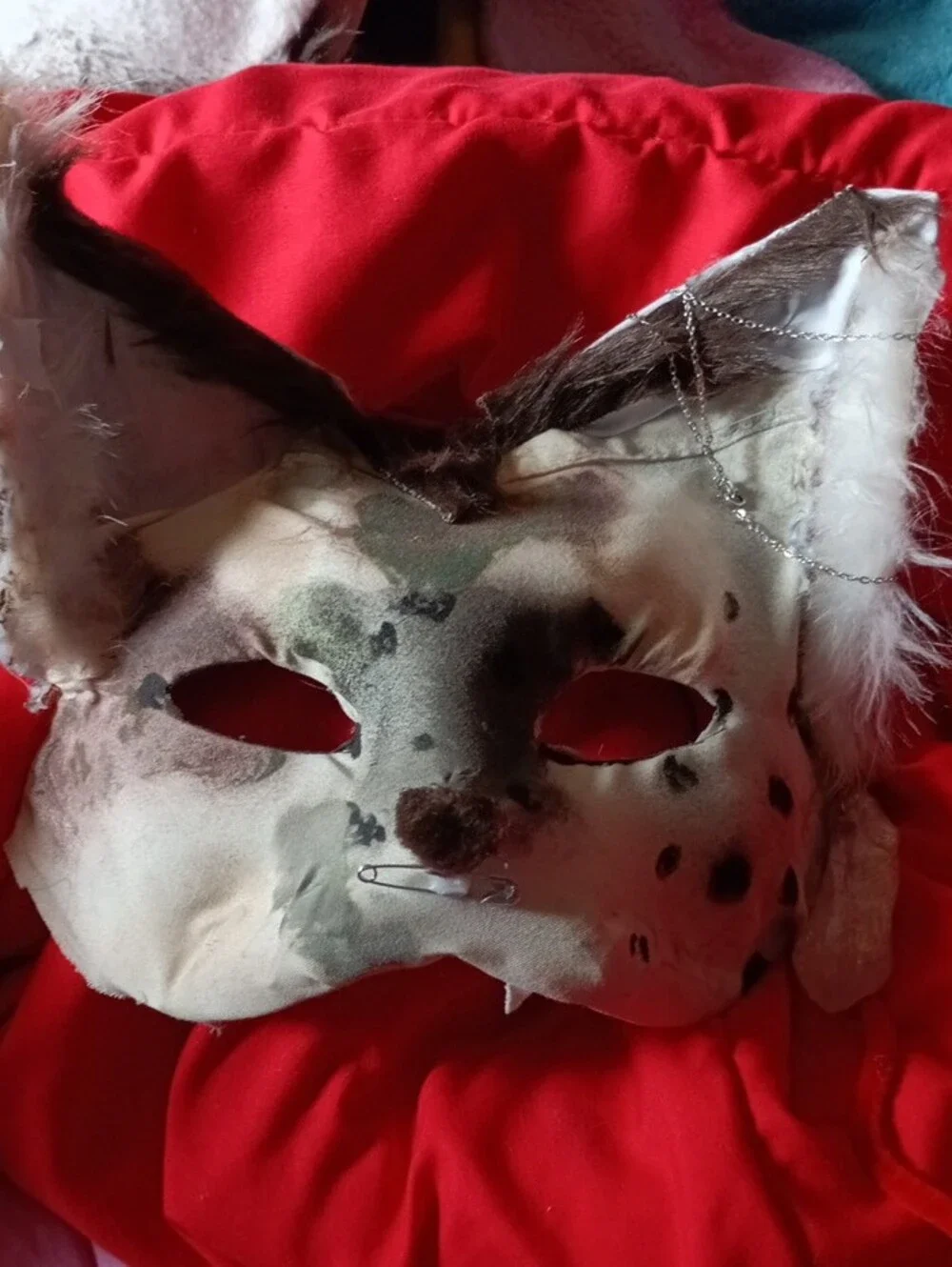Cat Toy Hideaway Mask in Cream and Brown - Unbranded